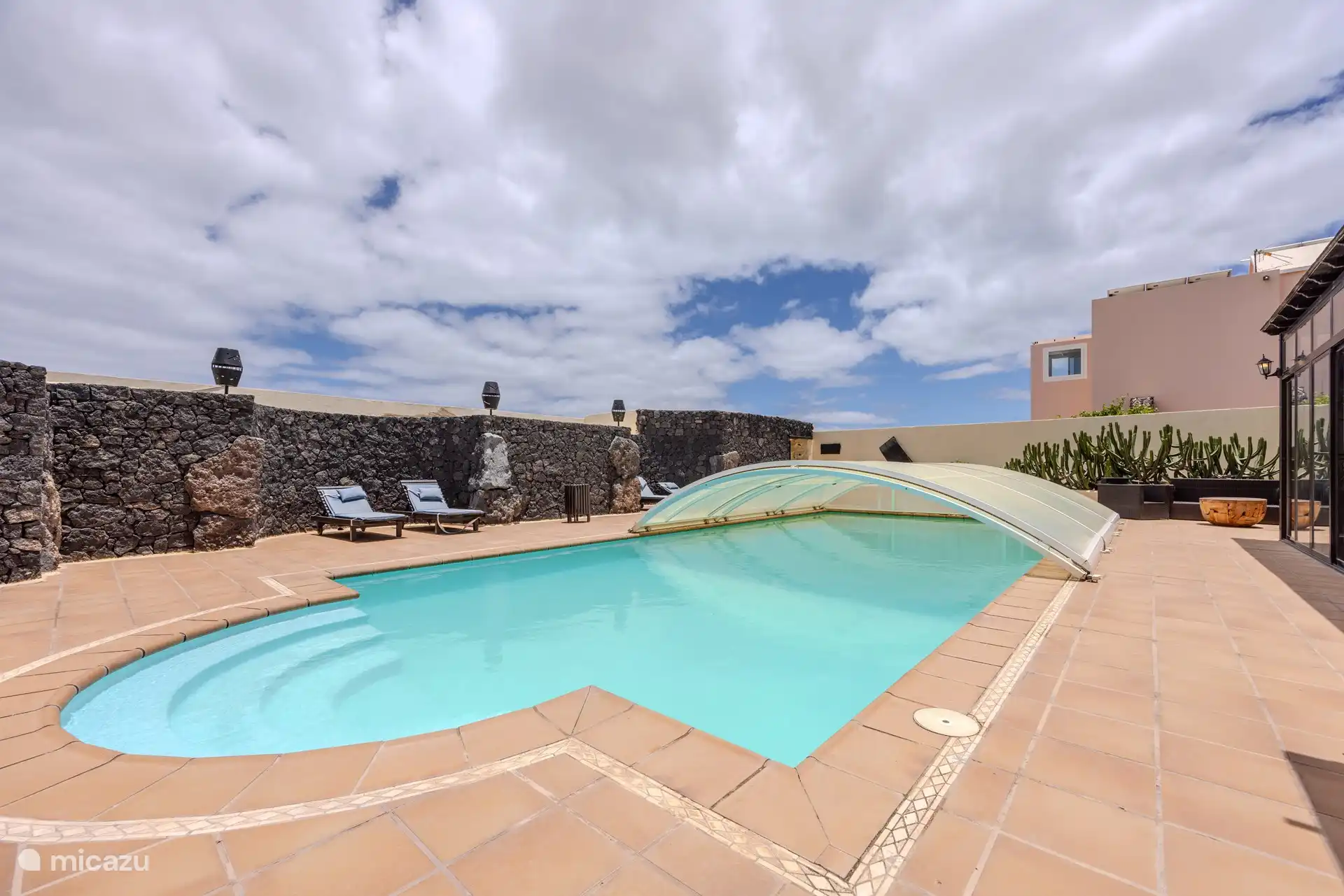 La piscina tiene más de 50m2 y siempre está caliente gracias a la cúpula