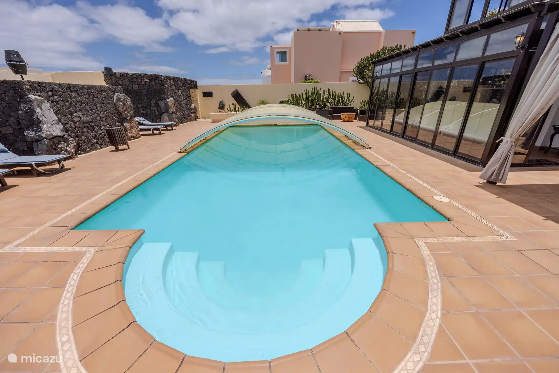 Piscina muy grande y templada