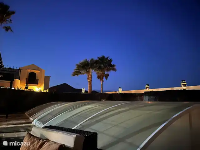 Villa Gonzalez | Espagne, Lanzarote, Costa Teguise - villa Volcan au crépuscule depuis le coin salon dans la cour arrière (Montaña de Tinaguache)