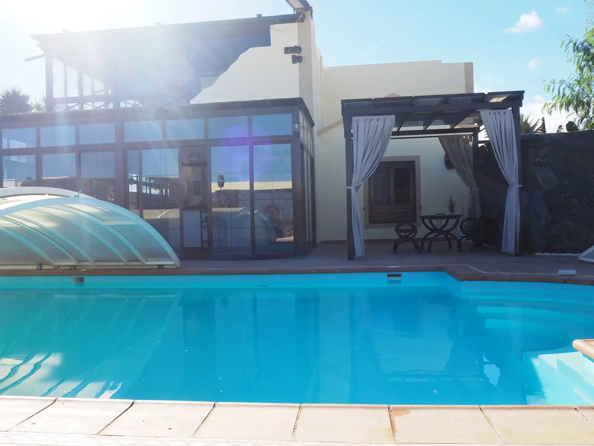 Comedor cubierto en el patio trasero