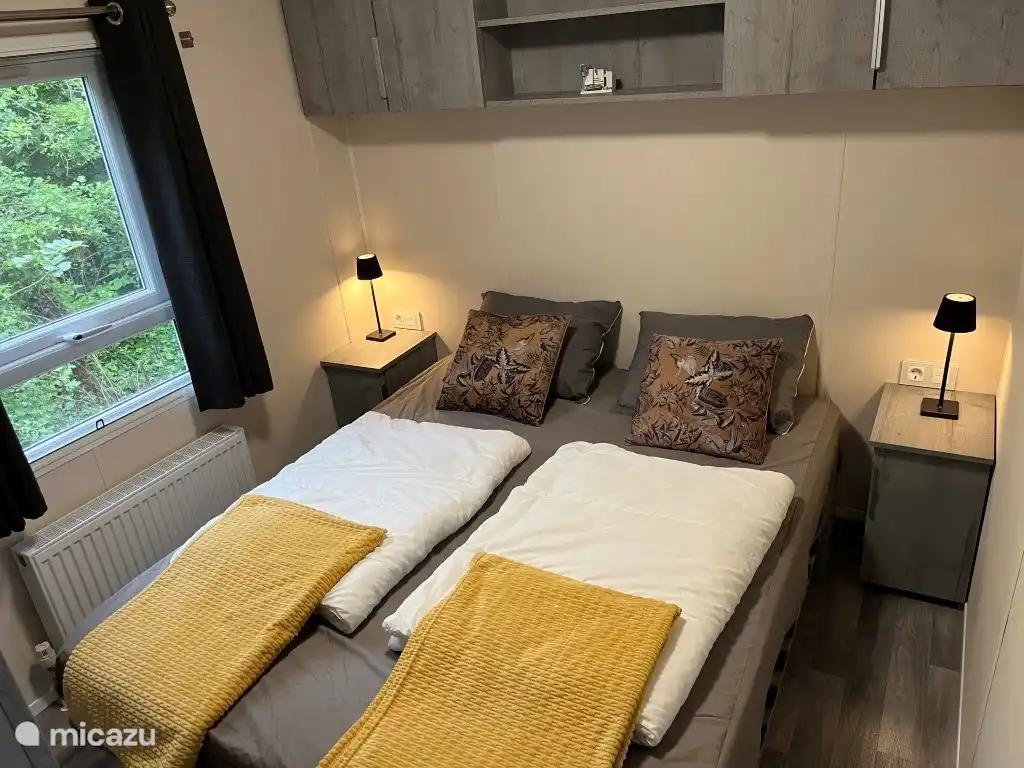 Hauptschlafzimmer mit einem geräumigen Doppelbett 160 x 200 cm. Die Fenster sind mit Moskitonetzen ausgestattet.