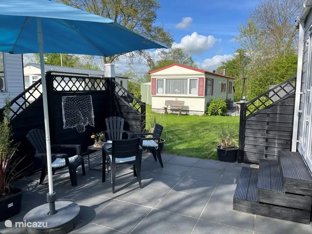 Gemütliches Sitzen in einer sonnigen Ecke