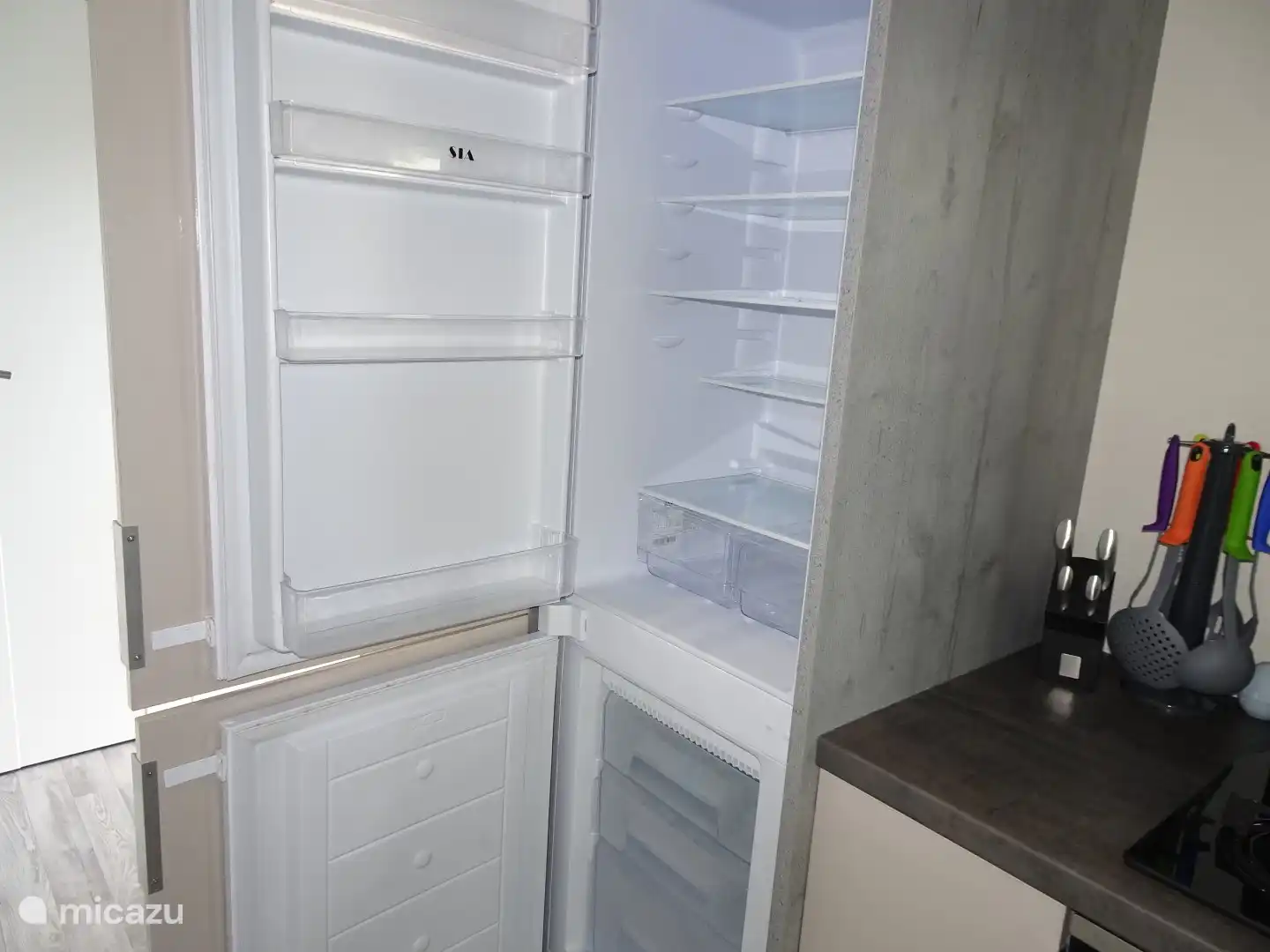 Kühlschrank mit Gefrierfach in der Küche