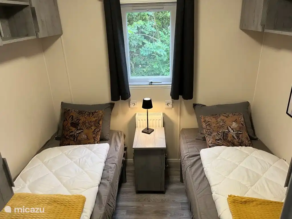 Doppelzimmer mit viel Stauraum. Betten 200 x 80 cm