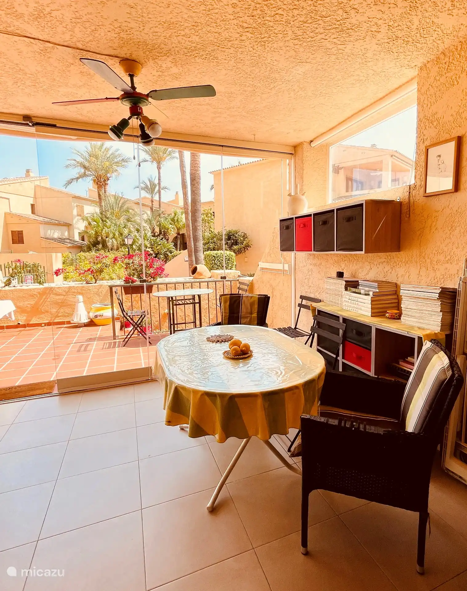 Une véranda avec porte coulissante en verre, qui peut être ouverte complètement.