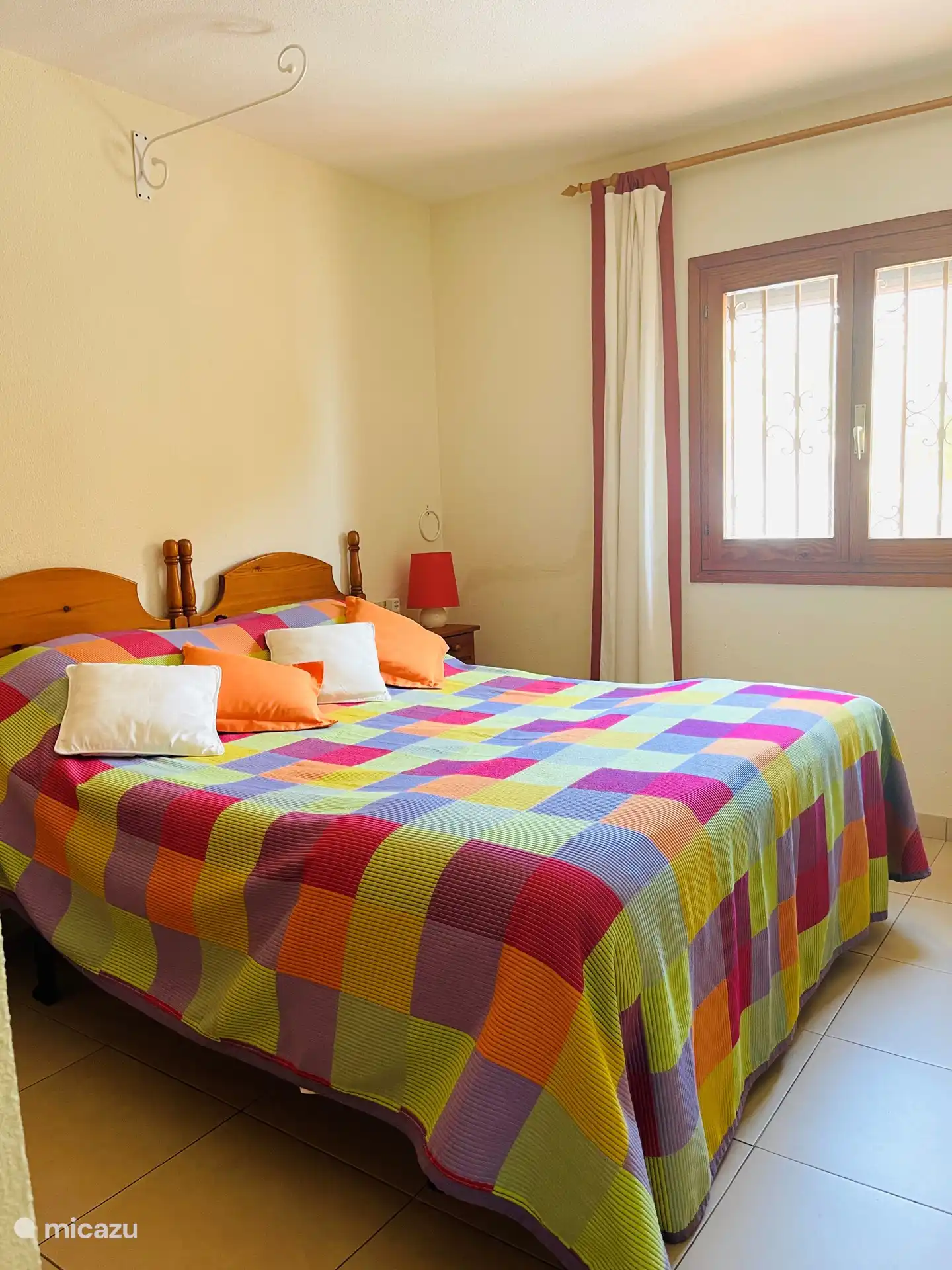 Chambre à l’arrière avec vue sur le jardin et la mer.