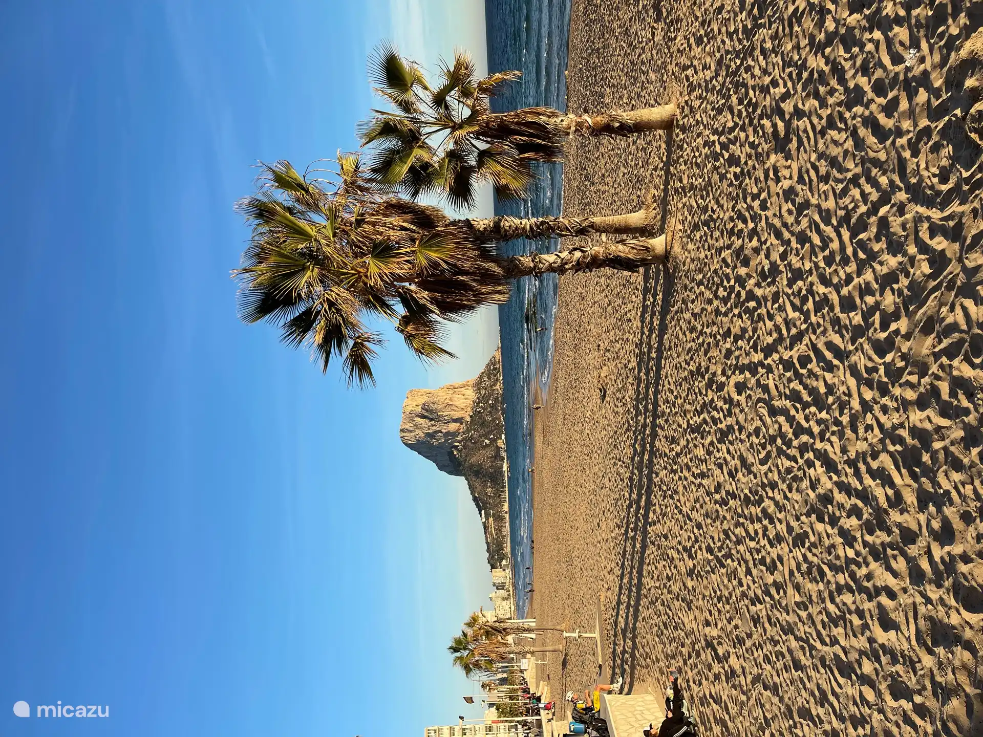 Calpe avec la grande plage de sable avec Peñon Ifach en arrière-plan.