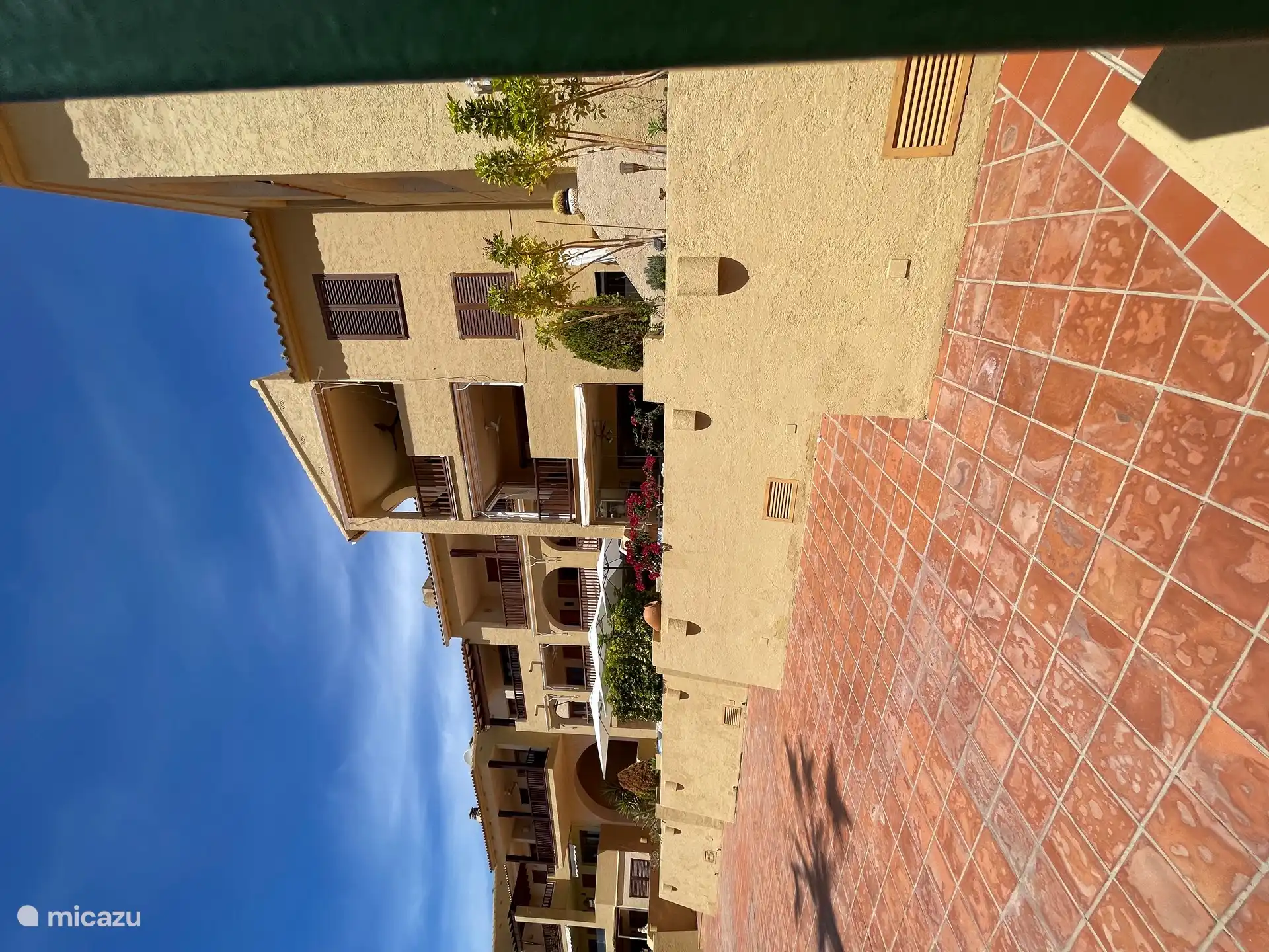 Bel appartement avec terrasse au rez-de-chaussée, à proximité immédiate de la piscine et à quelques pas en bord de mer.