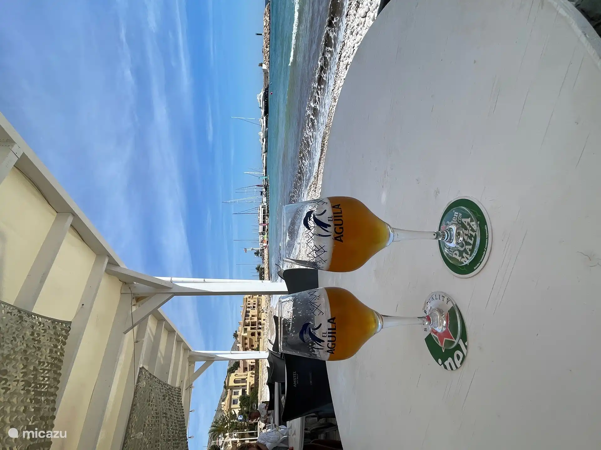 Nova Mas, un bar de plage confortable sur la plage près du complexe.