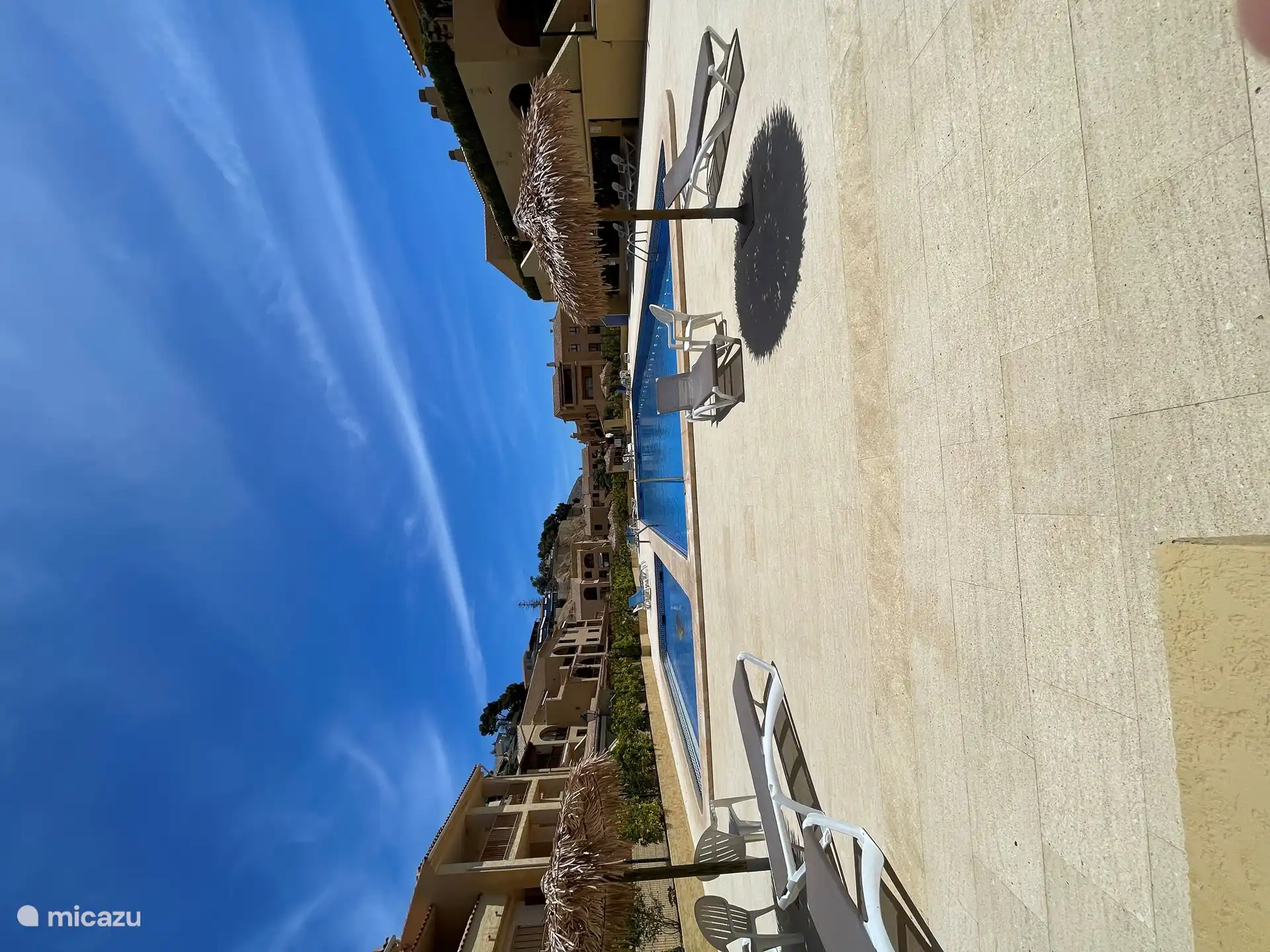 La piscine commune de taille olympique réelle, accessible à tous les résidents/locataires de ce complexe d’appartements.