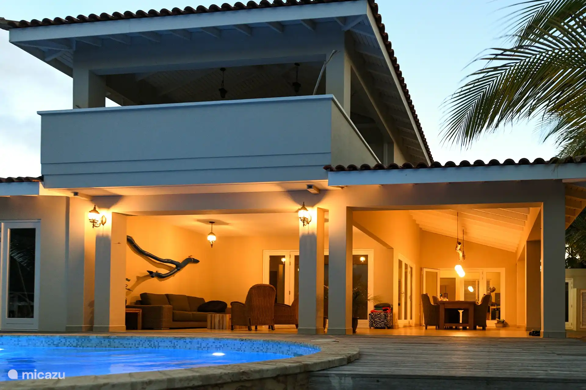 Fantastische grote veranda, ideaal gelegen op de wind om de hele dag een lekker koel briesje te voelen