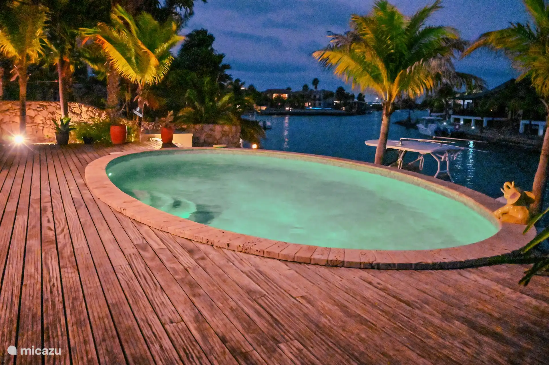 Privé zwembad met uitzicht op de jachthaven