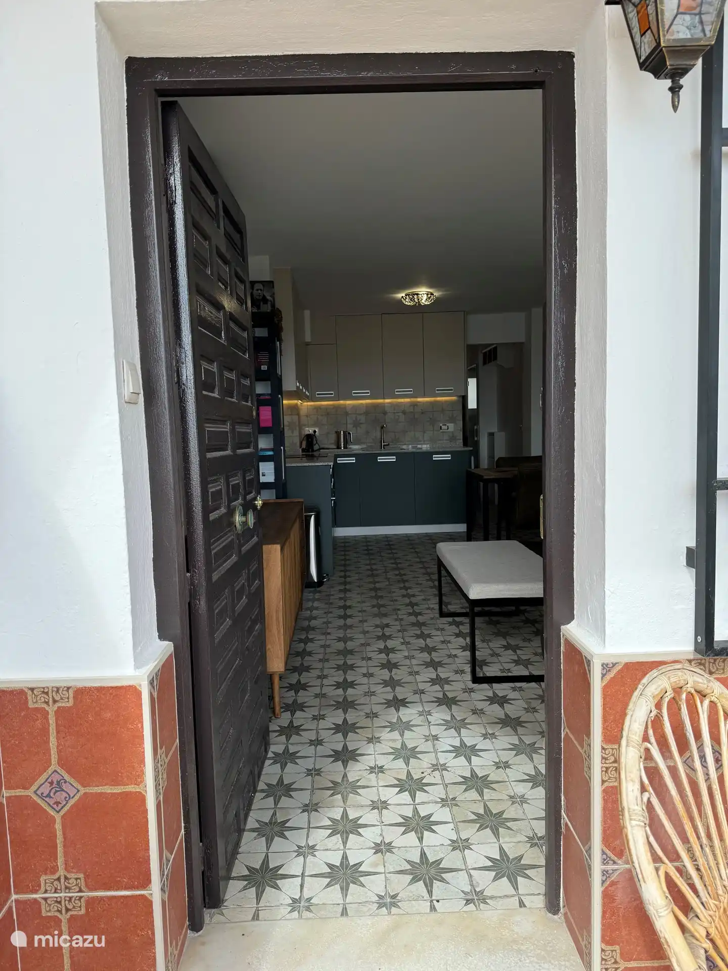 Eingang zum Studio mit Wohnzimmer mit offener Küche.