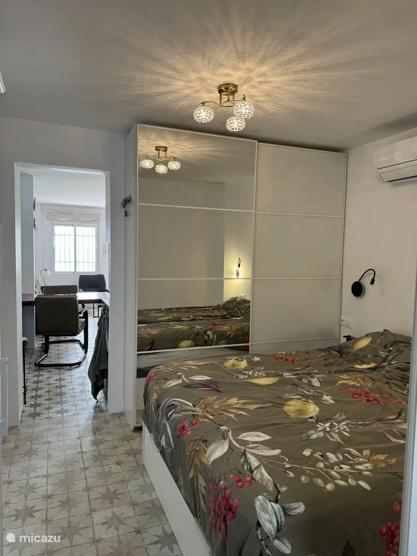 2-Personen-Bett mit großem Kleiderschrank