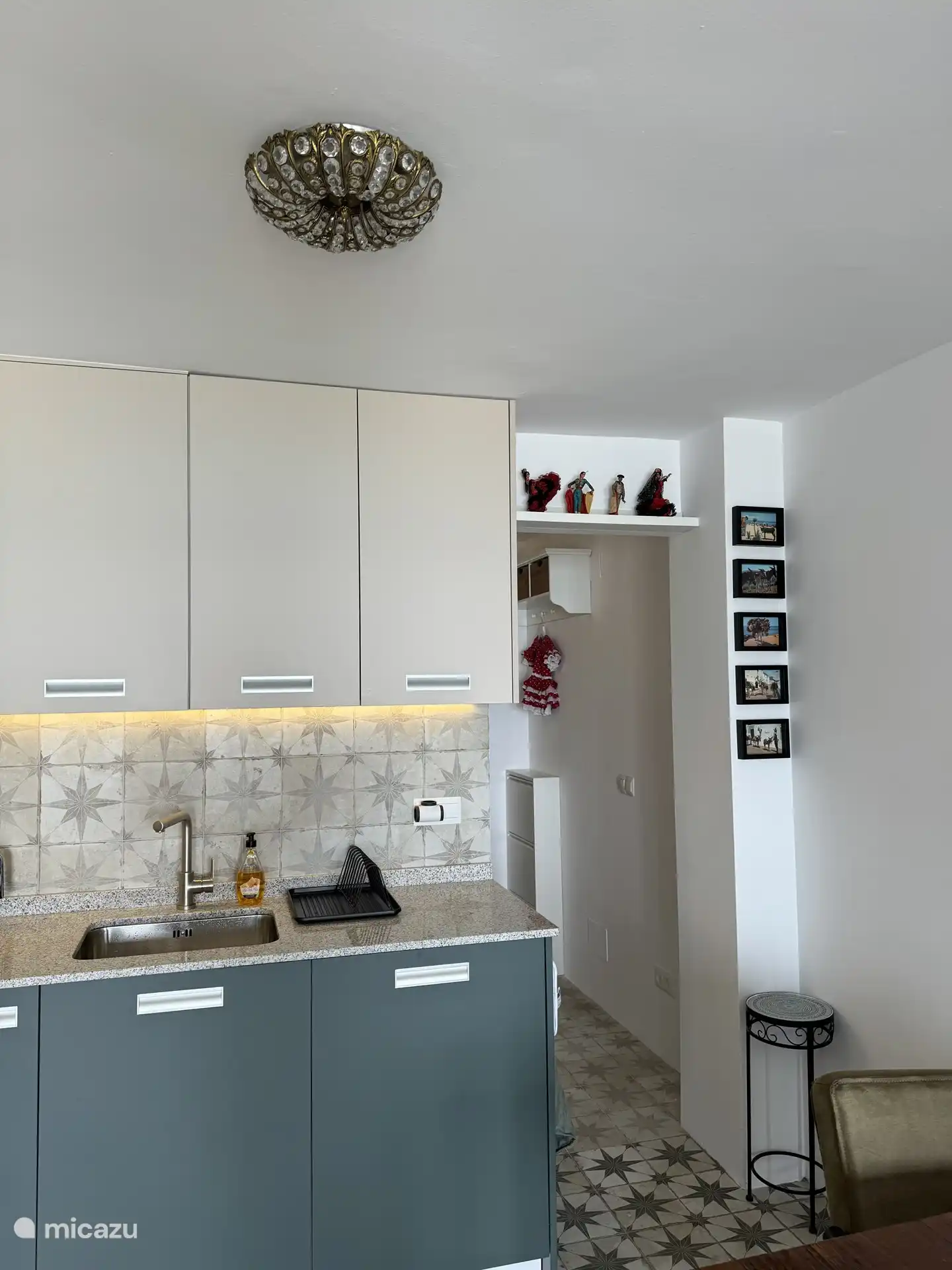 Gepflegte Küche und Eingang zum Schlafzimmer