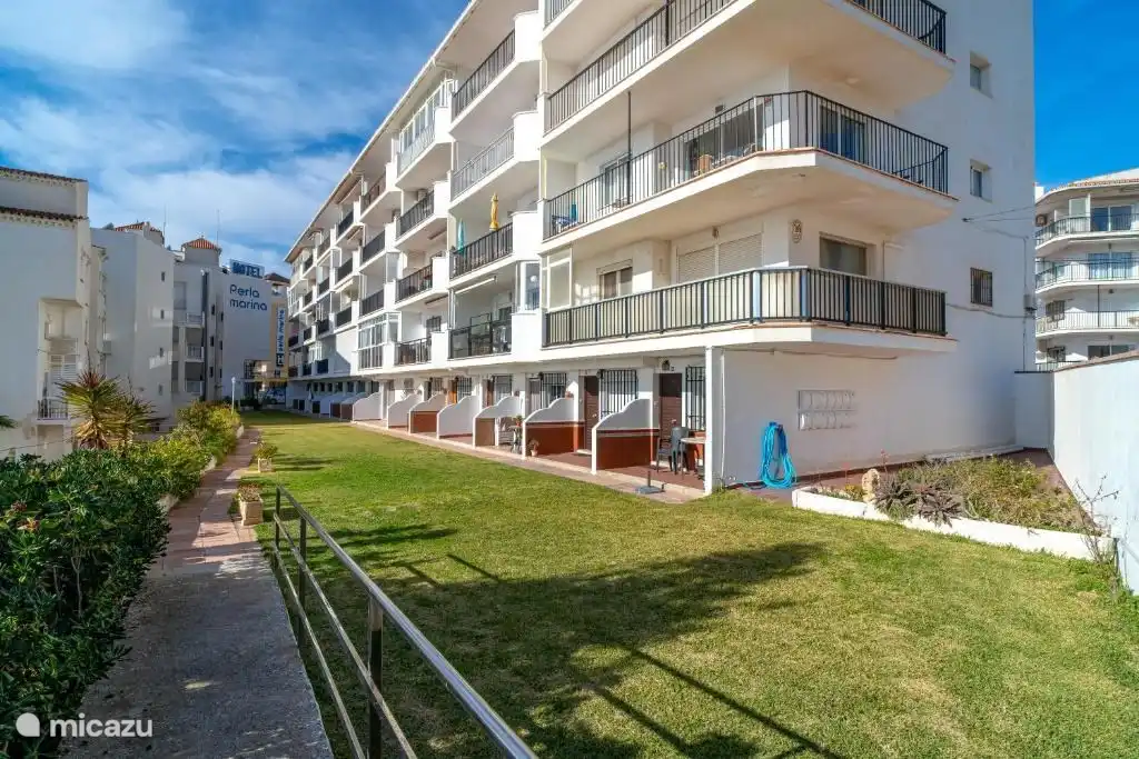 Gemeinschaftsgarten der Studios, in dem Sie ganz in der Nähe des Meeres in der Sonne sitzen können.