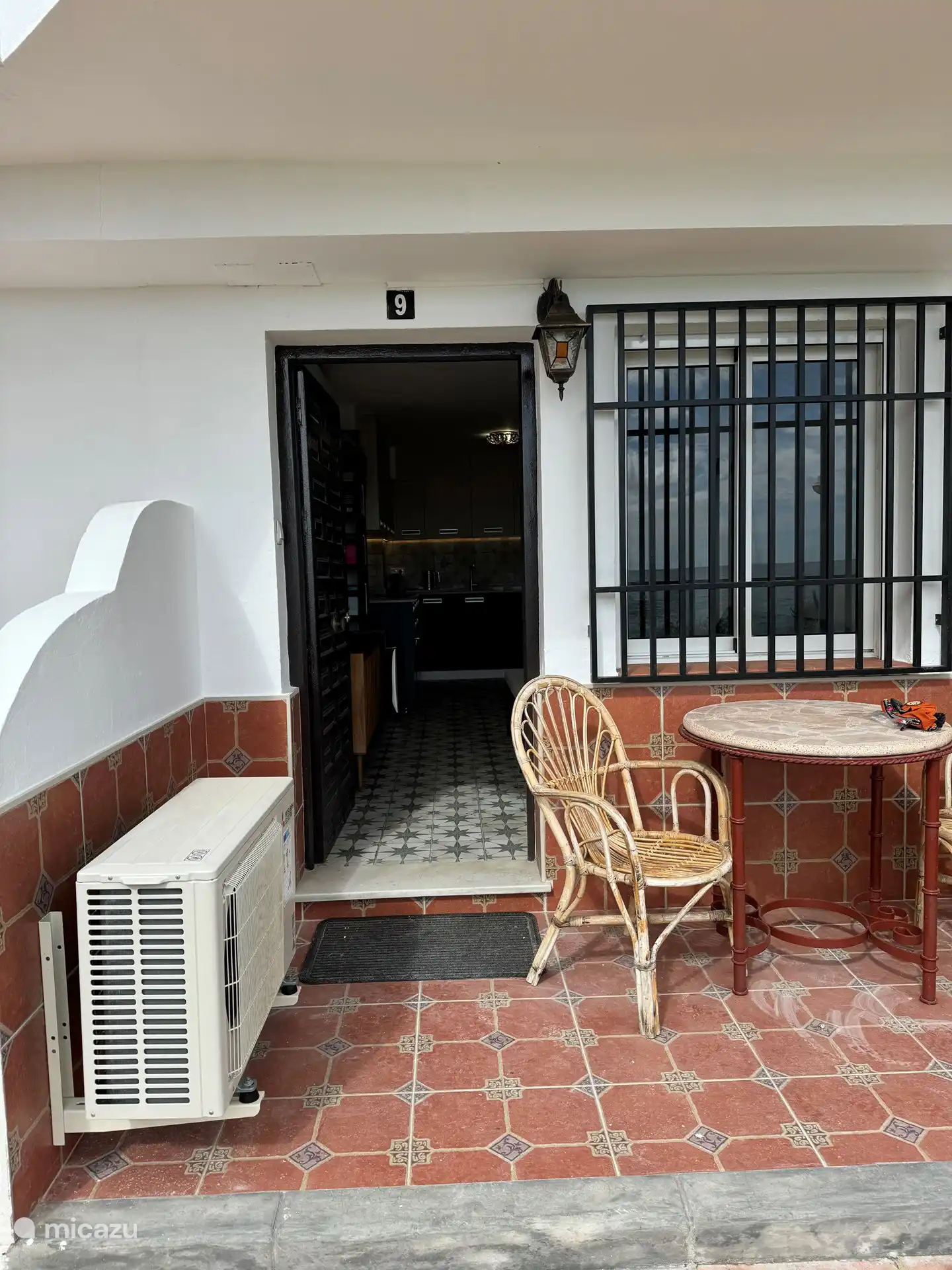 private Terrasse mit grünem Garten