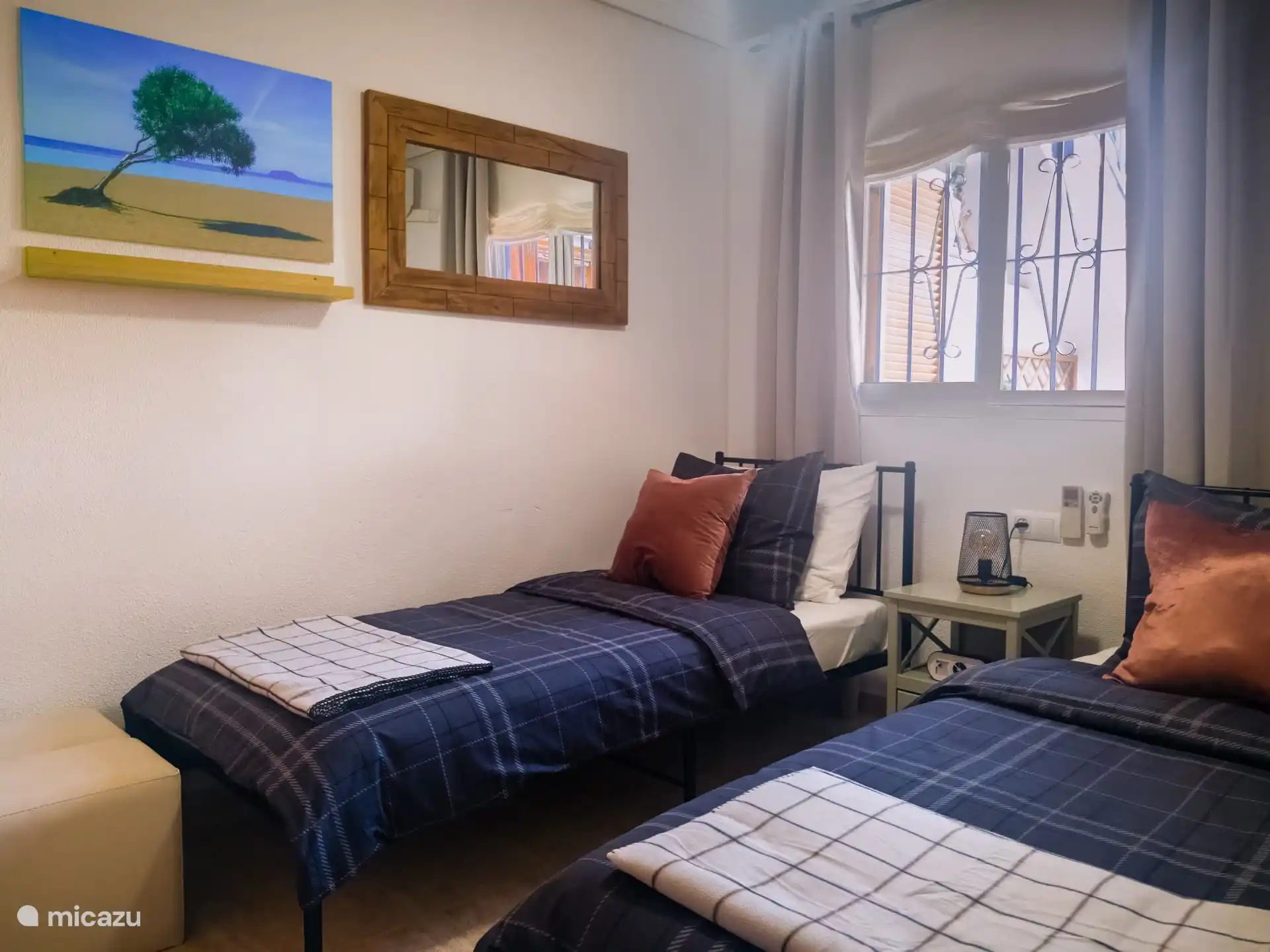 Slaapkamer 2 met 2 eenpersoonsbedden, luxe beddengoed, moderne inrichting. 