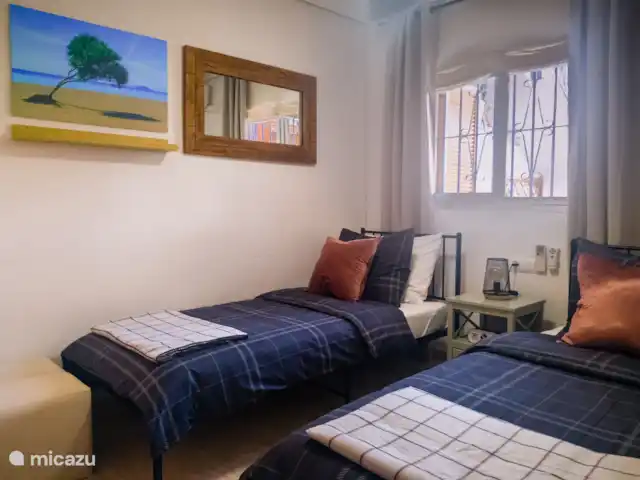 Amigos I à Veramar - playa 300m | Espagne, Costa de Almeria, Vera-Plage - appartement Chambre 2 avec 2 lits simples, literie de luxe, décoration moderne.