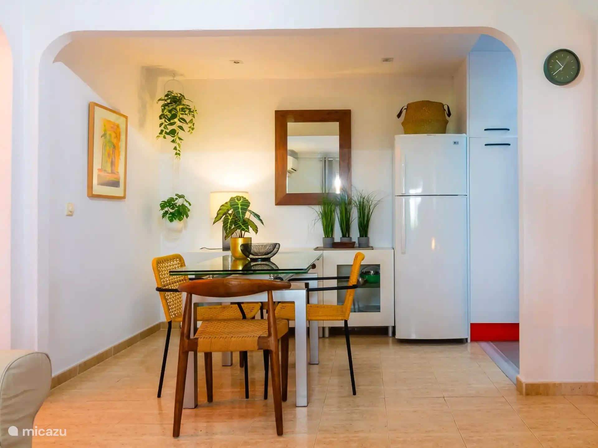 Eetkamer en toegang naar de keuken.