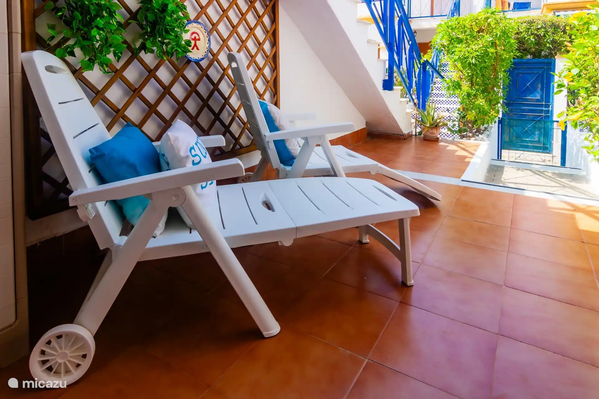 terras met zonnebedden. 
