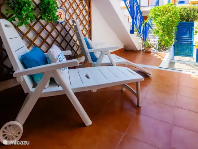 Amigos I à Veramar - playa 300m | Espagne, Costa de Almeria, Vera-Plage - appartement terrasse avec chaises longues.