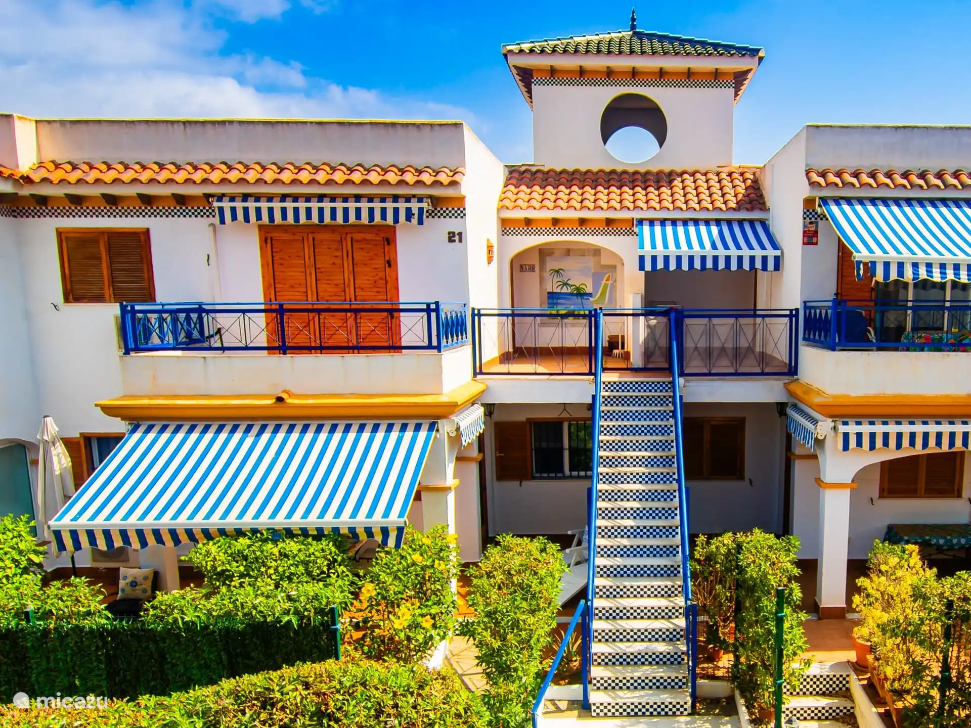 Zicht op het appartement vanaf de overkant. 