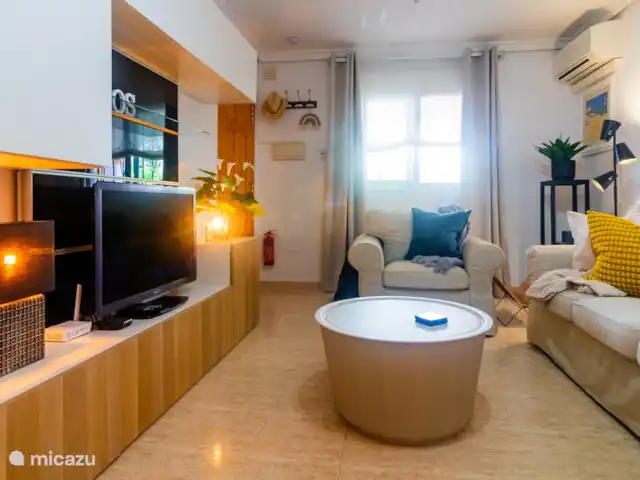 Amigos I à Veramar - playa 300m | Espagne, Costa de Almeria, Vera-Plage - appartement Salon avec télévision et porte d’entrée.