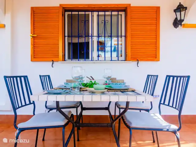 Amigos I à Veramar - playa 300m | Espagne, Costa de Almeria, Vera-Plage - appartement Table à manger à l’extérieur sous la terrasse couverte avec ventilateur.