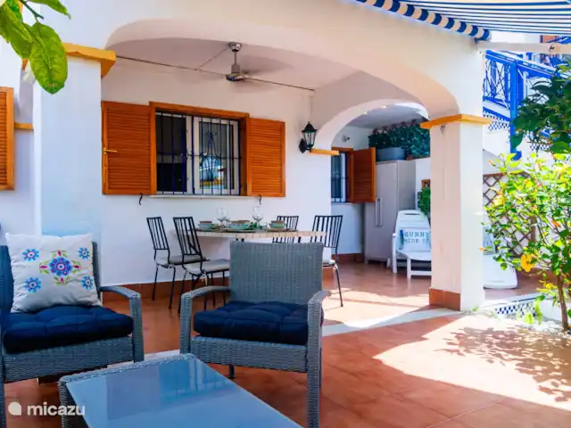 Amigos I à Veramar - playa 300m | Espagne, Costa de Almeria, Vera-Plage - appartement Ensemble de salon, table à manger extérieure sous la terrasse couverte avec ventilateur.