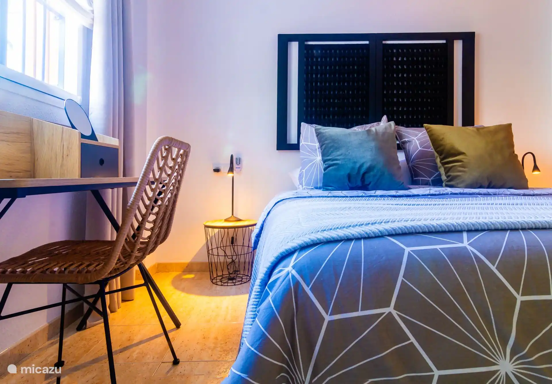 Slaapkamer 1 met luxe beddengoed en bureau/make-up tafel 