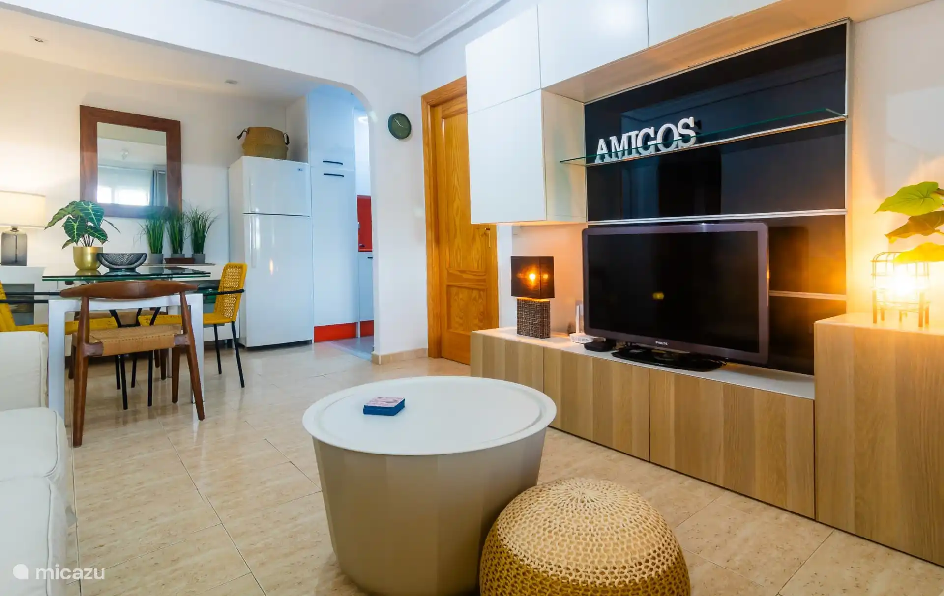 Woonkamer, keuken en eetkamer.