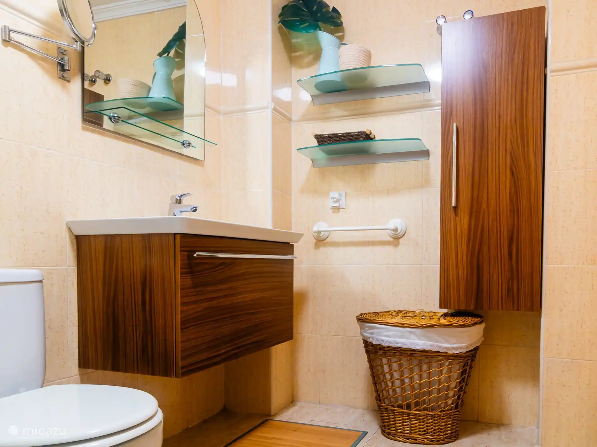 Volledig uitgeruste badkamer met badkamermeubel en genoeg opbergruimte. 