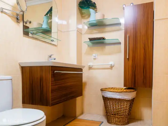 Amigos I à Veramar - playa 300m | Espagne, Costa de Almeria, Vera-Plage - appartement Salle de bain entièrement équipée avec mobilier de salle de bain et nombreux rangements.