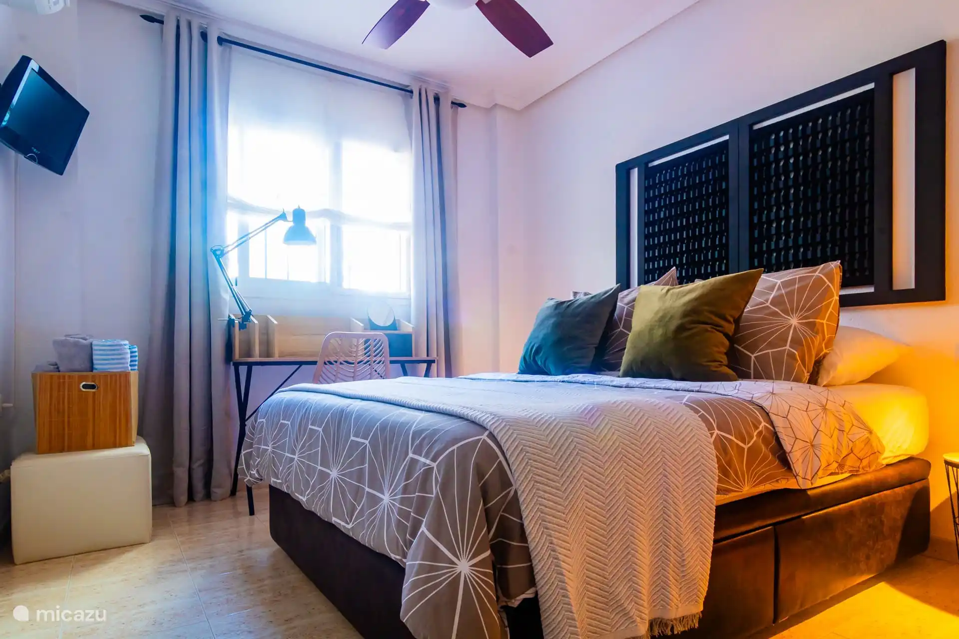 Slaapkamer 1 met luxe beddengoed en bureau/make-up tafel 