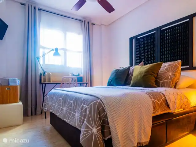 Amigos I à Veramar - playa 300m | Espagne, Costa de Almeria, Vera-Plage - appartement Chambre 1 avec literie de luxe et bureau/table de maquillage