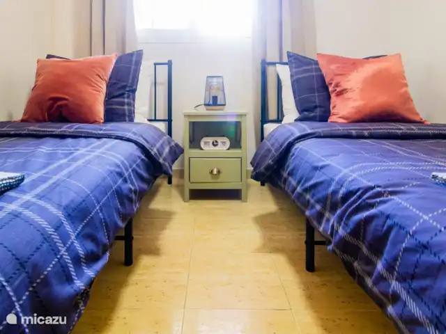 Amigos I à Veramar - playa 300m | Espagne, Costa de Almeria, Vera-Plage - appartement Chambre 2 avec 2 lits simples, literie de luxe et décoration moderne.