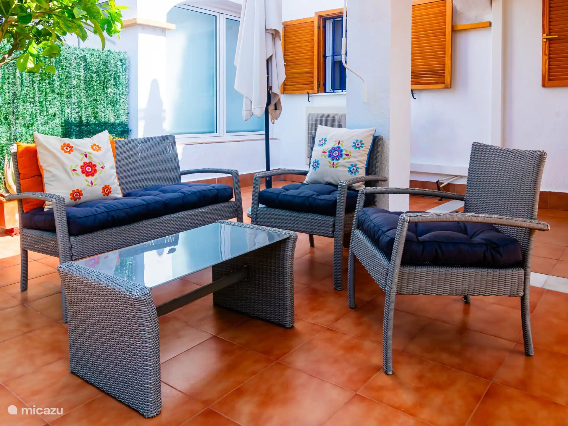 lounge set, parasol. 