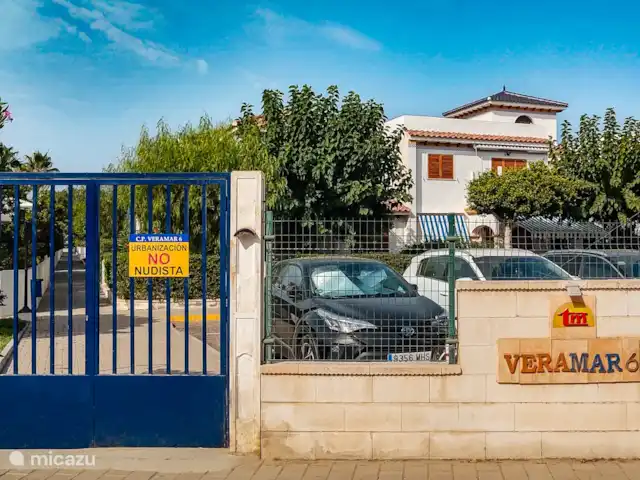 Amigos I à Veramar - playa 300m | Espagne, Costa de Almeria, Vera-Plage - appartement L’une des trois portes piétonnes pour un accès facile à la plage, aux bars, aux restaurants et au centre commercial.