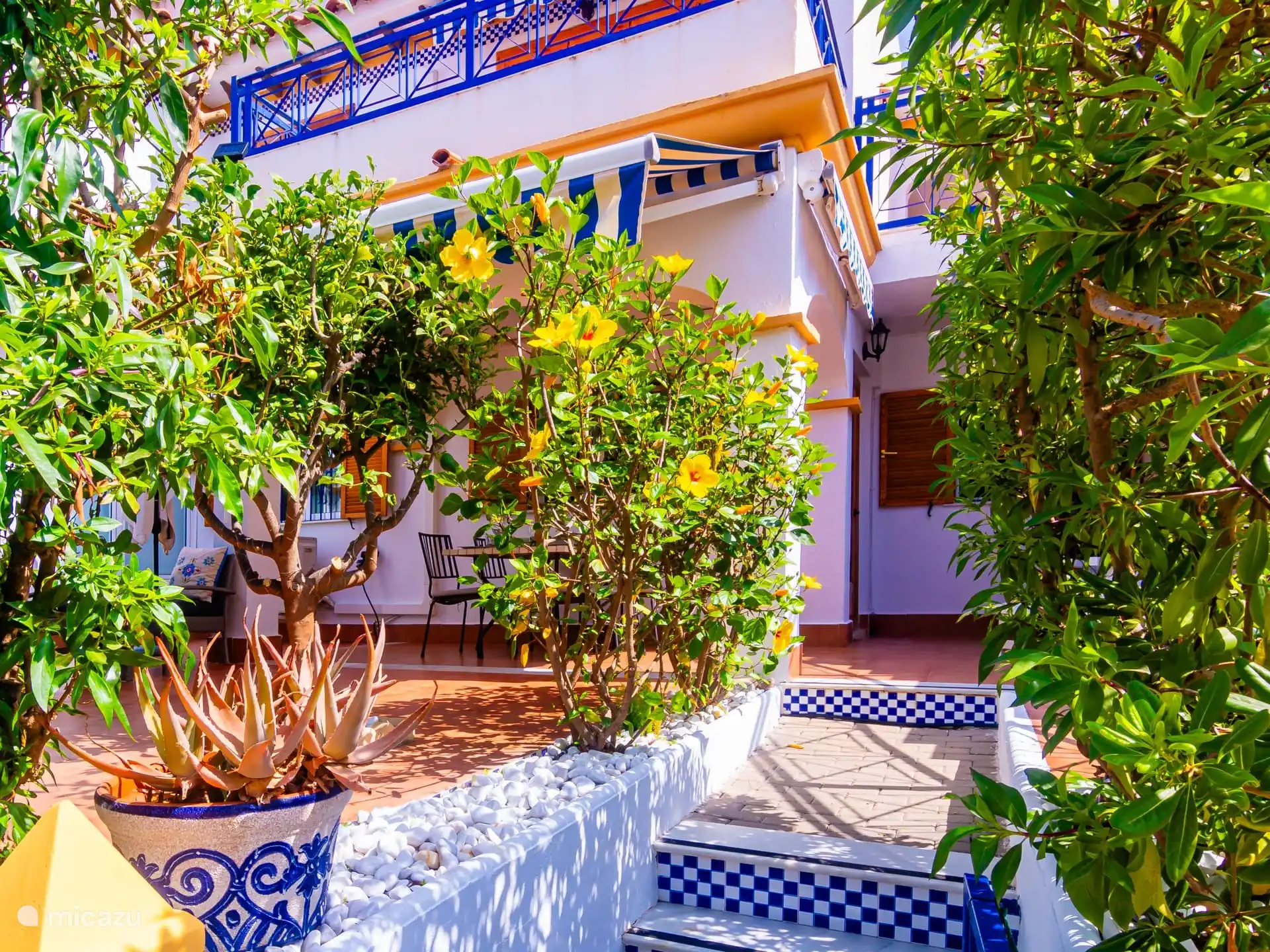 entree naar appartement en de tuin