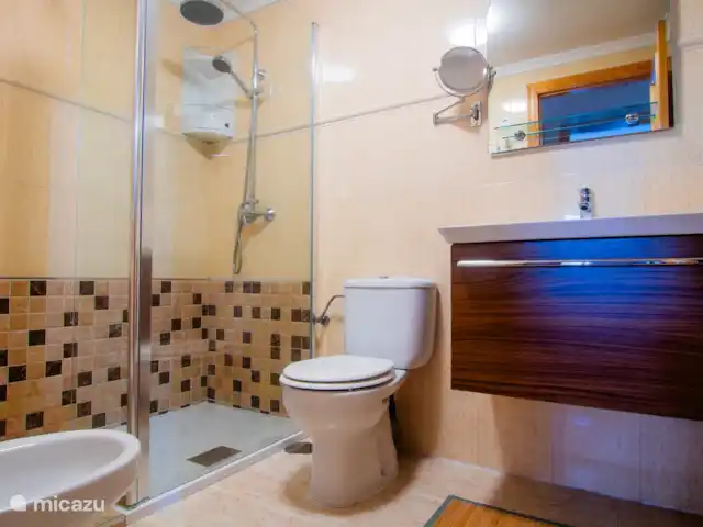 Amigos I à Veramar - playa 300m | Espagne, Costa de Almeria, Vera-Plage - appartement Salle de bain entièrement équipée, meubles de salle de bain, WC et douche à l’italienne.