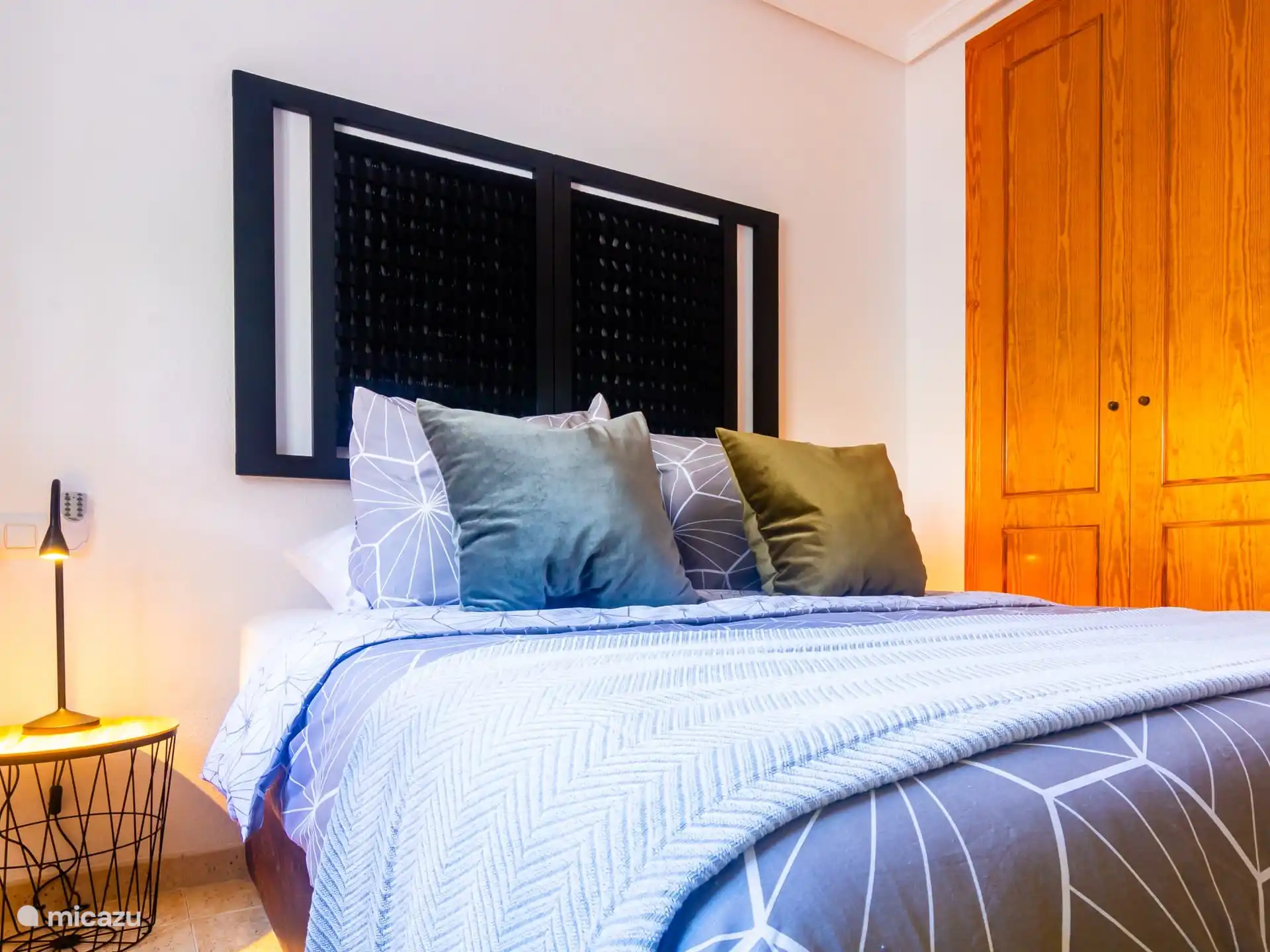 Slaapkamer 1 met inbouwkast. 