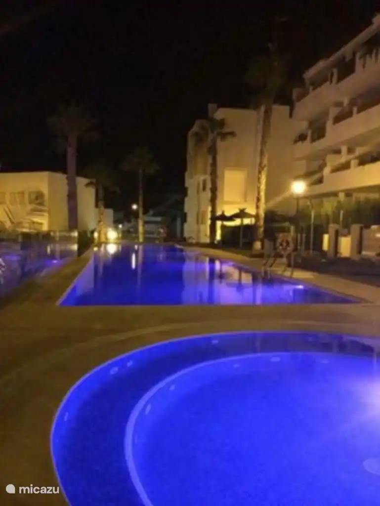 Schwimmbad bei Nacht