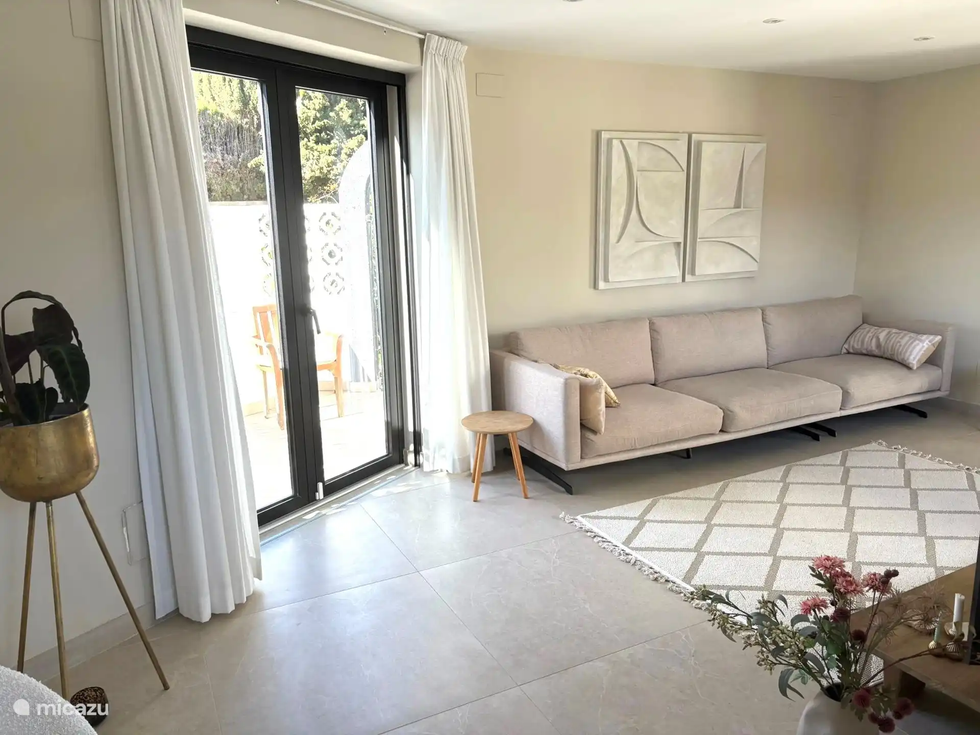 Salón en la planta baja con acceso a terrazas exteriores