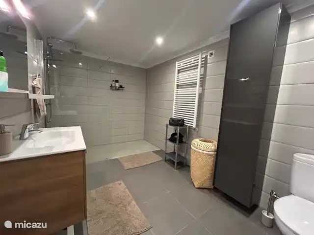 Appartement avec piscine à Casa Naranja | Espagne, Costa Blanca, Jávea - appartement Salle de bain très spacieuse avec grande douche à l’italienne.