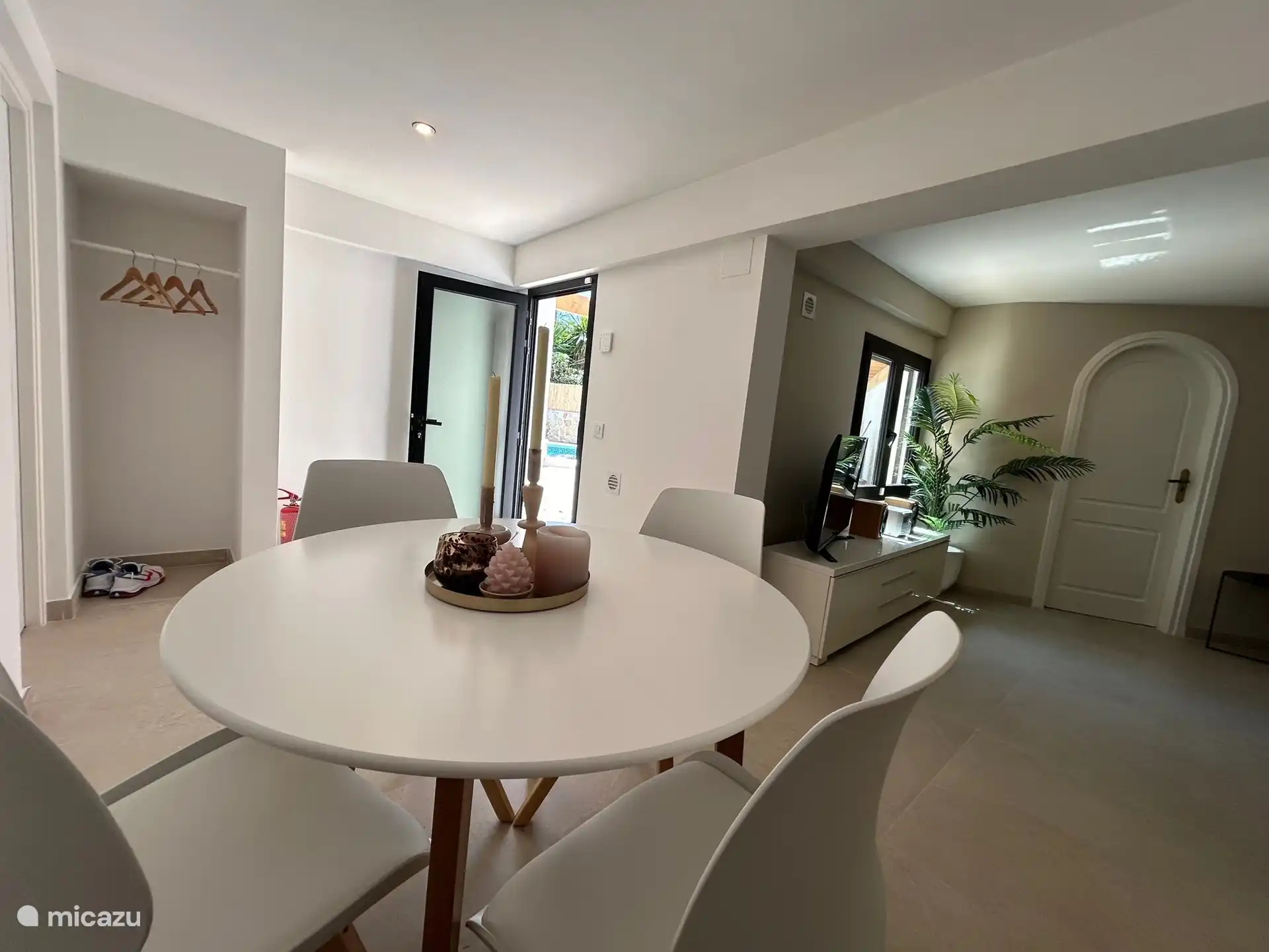 4 Persoons tafel om binnen in de airco te kunnen ontbijten als je het buiten te warm vindt.