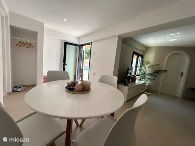 Appartement avec piscine à Casa Naranja | Espagne, Costa Blanca, Jávea - appartement Table pour 4 personnes pour pouvoir prendre le petit déjeuner à l’intérieur dans la climatisation si vous trouvez qu’il fait trop chaud dehors.