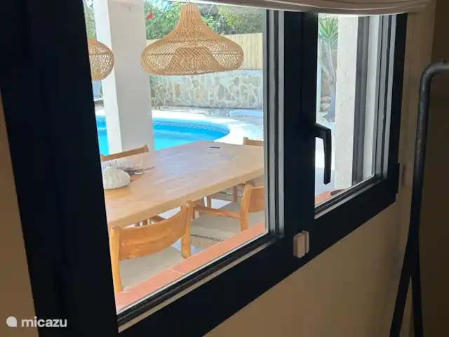 Appartement avec piscine à Casa Naranja | Espagne, Costa Blanca, Jávea - appartement Vue depuis la chambre. Tous les cadres de fenêtres ont été renouvelés et équipés de moustiquaires, les moustiques ont donc également été pensés.