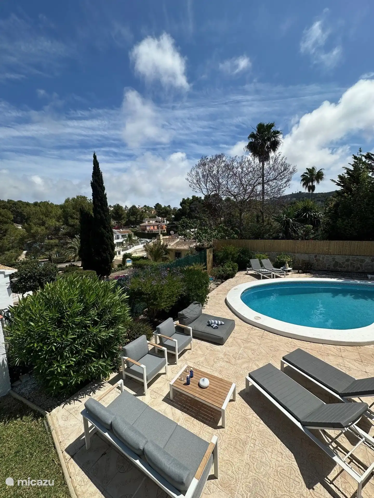 Boven aanzicht casa Naraja, lekker in het groen. Veel plekjes aan het zwembad om heerlijk te zitten of te liggen. Keuze genoeg!

