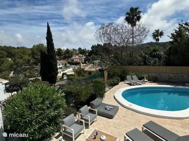 Appartement avec piscine à Casa Naranja | Espagne, Costa Blanca, Jávea - appartement Vue de dessus casa Naraja, belle dans le vert. Beaucoup d’endroits au bord de la piscine pour s’asseoir ou s’allonger. Beaucoup de choix !